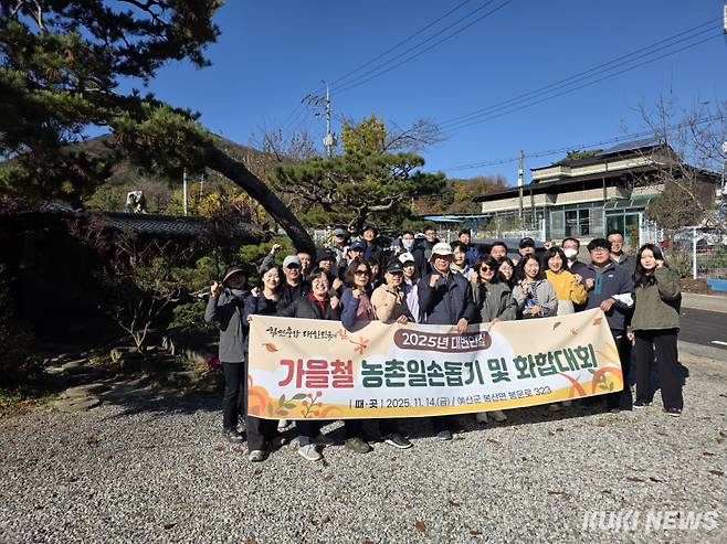 충남도 대변인실은 지난 14일 예산군 봉산면에 위치한 농가를 방문해 녹두 수확과 마늘 심기 작업을 도우며 구슬땀을 흘렸다.&nbsp;