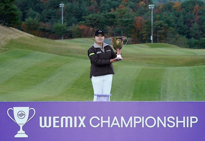 16일 경북 경주시 마우나오션CC에서 열린 이벤트 대회 위믹스 챔피언십에서 우승해 상금 3억 원을 획득한 홍정민. 대회조직위