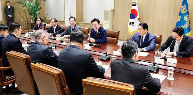 이재명 대통령이 16일 서울 용산 대통령실에서 한·미 관세협상 후속 민관 합동회의를 주재하고 있다. 이 대통령은 기업의 기여가 컸다는 점에 사의를 표한 뒤 “가급적 국내 투자에 더 마음을 써 달라”고 주문했다. 회의에는 이재용 삼성전자 회장과 최태원 SK그룹 회장, 정의선 현대자동차그룹 회장, 구광모 LG그룹 회장, 정기선 HD현대 회장, 서정진 셀트리온 회장, 여승주 한화그룹 부회장이 참석했다. 김지훈 기자