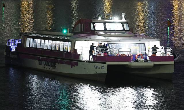 15일 오후 잠실선착장 인근에 멈춰선 한강버스 . 연합뉴스