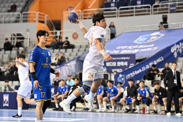 인천도시공사의 강덕진이 16일 서울 올림픽공원 핸드볼경기장에서 열린 ‘신한 SOL Bank 2025-26 핸드볼 H리그’ 개막 충남도청전에서 슈팅을 시도하고 있다. 한국핸드볼연맹 제공