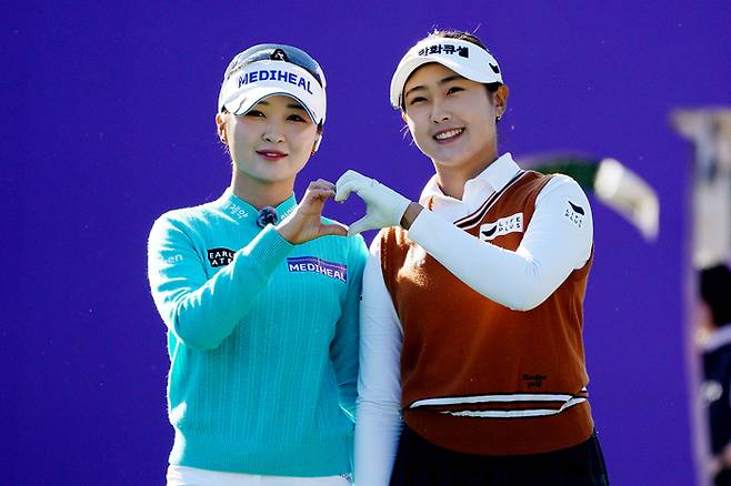 위믹스 챔피언십 첫날 싱글 매치플레이 경기에서 맞붙은 이예원(왼쪽)과 김민주가 함께 포즈를 취하고 있다. 위믹스 챔피언십