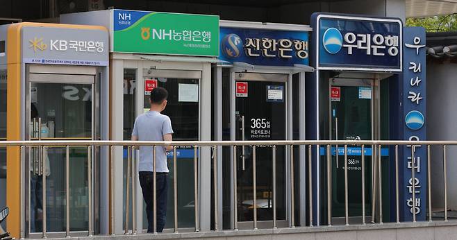 경리단길 ATM 앞으로 한 시민이 업무를 보기 위해 들어가고 있다. [이충우 기자]