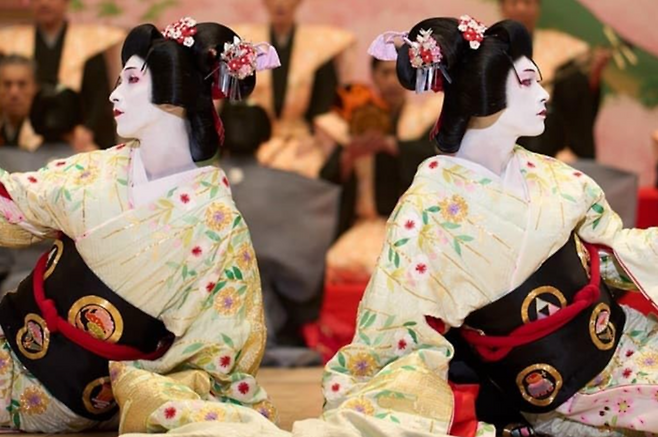 영화 ‘국보’의 한 장면. 일본 전통예술 가부키의 ‘왕좌’를 두고 야쿠자 아들 키쿠오와 가부키 집안의 적자 슌스케가 맞붙는다. IMDb