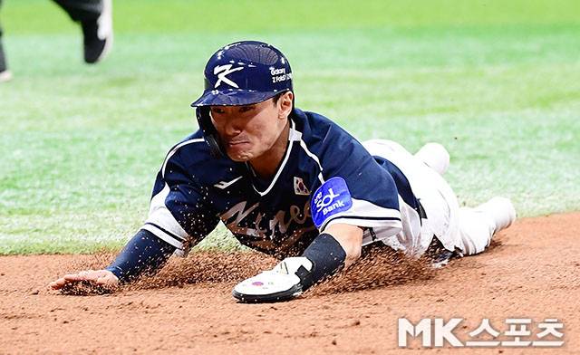 9일 오후 서울 고척스카이돔에서 ‘2025 NAVER K-BASEBALL SERIES’ 한국과 체코의 평가전이 열렸다. 1회초 무사 1루에서 대표팀 안현민 1루 파울플라이때 1루주자 신민재가 귀루하고 있다. 사진=김영구 기자