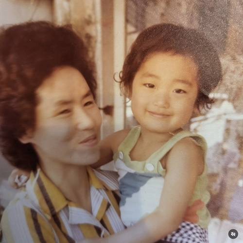 김혜은은 16일 자신의 SNS에 “시간을 아끼고 감사해야지”라는 짧은 글과 함께 어린 시절 어머니 품에 안겨 있는 모습을 담은 사진을 올렸다. 사진=SNS