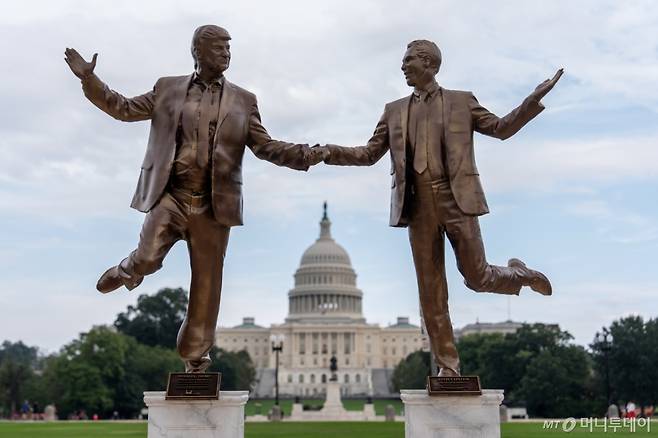 [워싱턴=AP/뉴시스] 23일(현지 시간) 미국 워싱턴 D.C. 국회의사당 인근 내셔널몰에 도널드 트럼프 대통령과 미성년자 성착취범 제프리 엡스타인을 희화화한 풍자 작품이 반트럼프 시위의 일환으로 전시돼 있다. 2025.09.24. /사진=민경찬