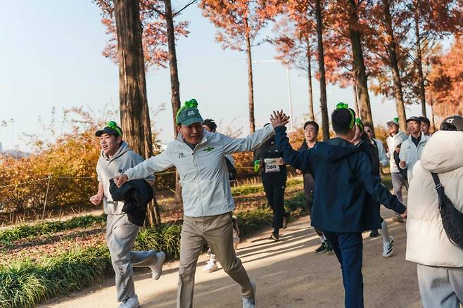 오세훈 서울시장이 16일 오전 쉬엄쉬엄런 행사 도중 한 시민과 손뼉을 마주 치고 있다./사진=서울시