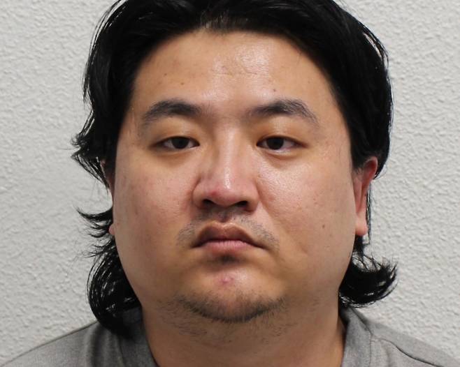 영국에서 가장 악명 높은 성범죄자 중 한 명으로 꼽히는 중국인 남성이 피해자들을 약물로 성폭행하고 불법 촬영한 혐의로 최소 14년 복역이 조건인 종신형을 선고 받았다. /사진=가디언 캡처