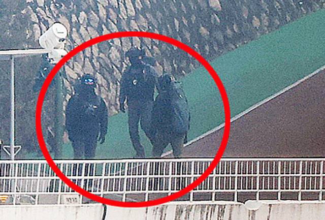 용산구 한남동 대통령 관저에서 경호처 대테러과 소속으로 추정되는 직원들이 순찰하고 있다. 연합뉴스