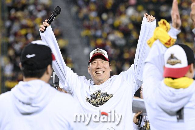 1일 서울 잠실야구장에서 열린 프로야구 LG 트윈스의 2025 한국시리즈 우승 세리머니 팬 감사 행사 '더 리턴 오브 챔피언스'(The Return of Champions)'.김현수가 미소를 짓고 있다./마이데일리