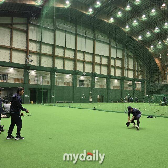 야간 훈련을 진행 중인 롯데 자이언츠 선수단./미야자키(일본) = 박승환 기자