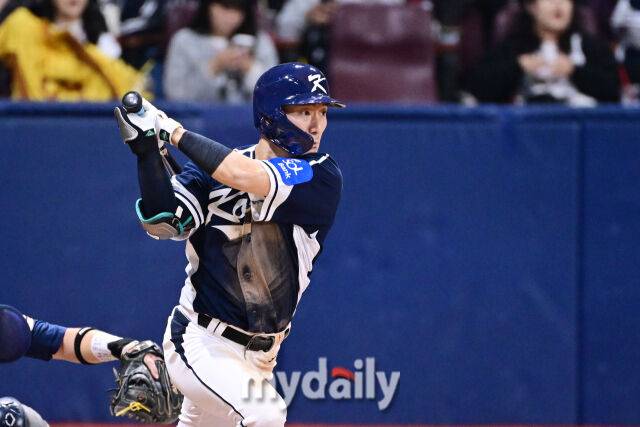 9일 오후 서울 구로구 고척스카이돔에서 진행된 '2025 NAVER K-BASEBALL SERIES' 대한민국-체코와의 평가전 경기. 대한민국 신민재가 4회초 적시타를 때리고 있다./마이데일리