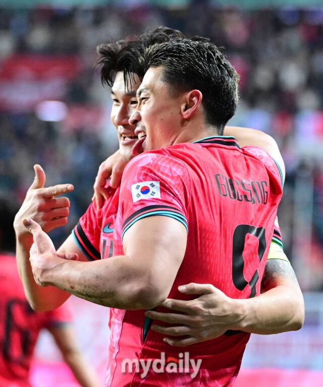 2025년 11월 14일 오후 대전월드컵경기장에서 대한민국과 볼리비아의 친선경기가 열렸다.조규성이 후반전 골을 넣고 김민재와 함께 기뻐하고 있다./대전월드컵경기장=유진형 기자