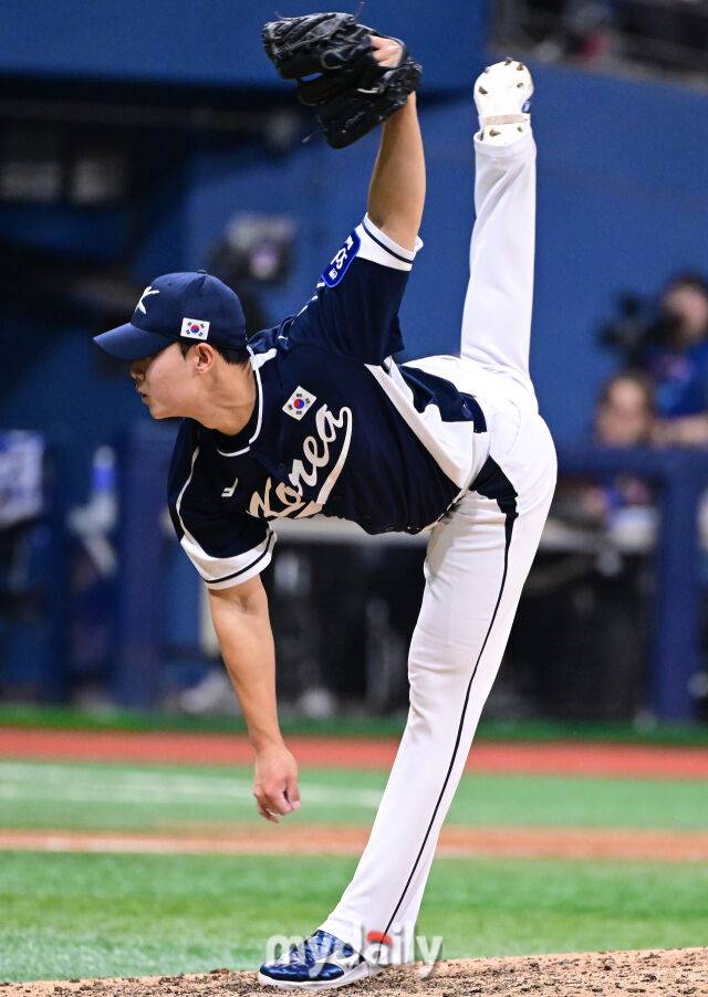9일 오후 서울 구로구 고척스카이돔에서 진행된 '2025 NAVER K-BASEBALL SERIES' 대한민국-체코와의 평가전 경기.대한민국 김영우가 9회말 구원 등판해 역투를 펼치고 있다.