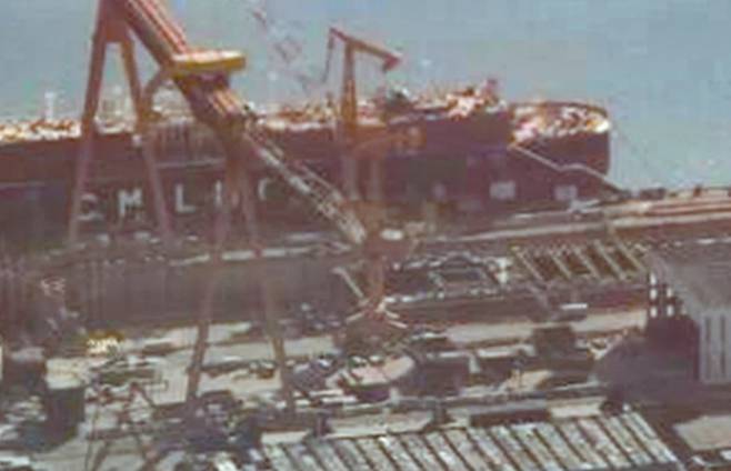 중국이 랴오닝성 다롄 조선소에서 네번째 항공모함인 004형 항공모함을 건조중이다.[더 워존 엑스 캡처]