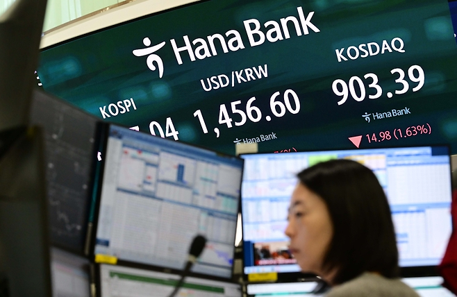 14일 오전 서울 중구 하나은행 딜링룸 전광판에 환율과 코스닥 지수 등이 표시되어 있다. 이상섭 기자