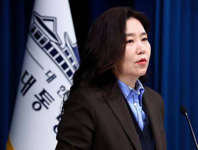 강유정 대변인이 지난 11일 용산 대통령실에서 이날 오전 열린 국무회의 결과 브리핑을 하고 있다. [연합]