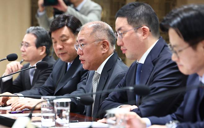 용산 대통령실에서 열린 한미 관세협상 후속 민관 합동회의 현장. (왼쪽부터) 김용범 정책실장, 서정진 셀트리온 회장, 정의선 현대자동차 그룹 회장, 구광모 LG그룹 회장, 김정관 산업부 장관.  [연합]