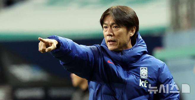 [대전=뉴시스] 강종민 기자 = 14일 오후 대전 유성구 대전월드컵경기장에서 열린 축구 국가대표팀 평가전 대한민국과 볼리비아의 경기에서 홍명보 감독이 작전지시를 하고 있다. 2025.11.14. ppkjm@newsis.com