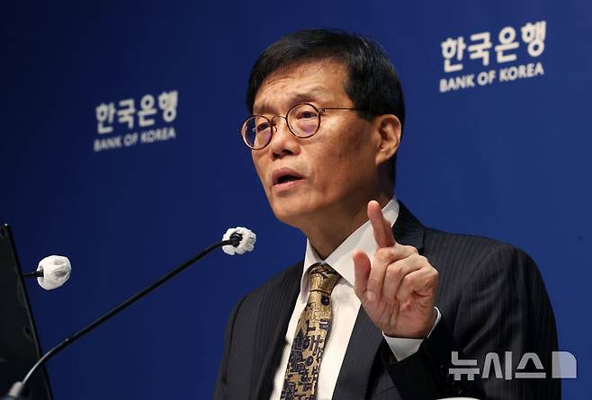 [서울=뉴시스] 사진공동취재단 = 이창용 한국은행 총재가 23일 서울 중구 한국은행에서 열린 금융통화위원회 금리 결정에 대한 기자간담회에서 발언하고 있다. 2025.10.23. photo@newsis.com
