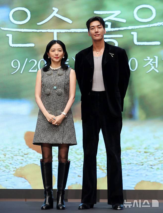 [서울=뉴시스] 김혜진 기자 = 배우 이영애(왼쪽), 김영광이 16일 오후 서울 구로구 더세인트에서 열린 KBS2 토일드라마 '은수 좋은 날' 제작발표회에서 포즈를 취하고 있다. 2025.09.16. jini@newsis.com