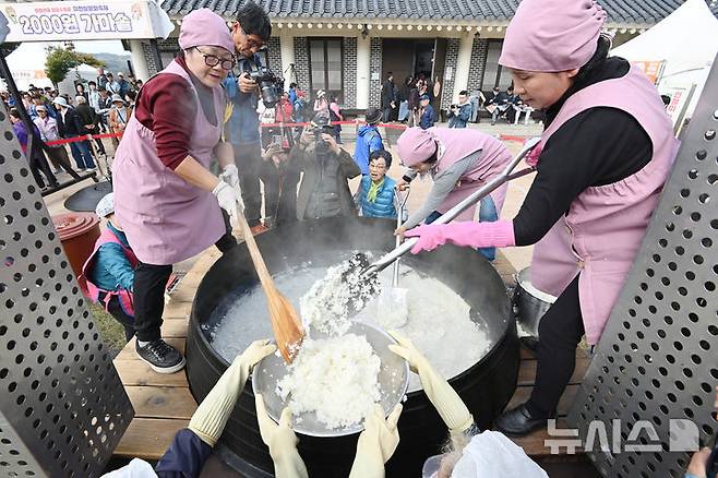 [이천=뉴시스] 김종택 기자 = 사진은 제24회 이천 쌀 문화축제가 열린 지난달 22일 경기 이천시 모가면 이천농업테마공원에서 초대형 가마솥에 2000인분 쌀밥 짓기가 진행되고 있는 모습. 2025.10.22. jtk@newsis.com