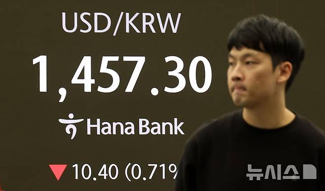 [서울=뉴시스] 김선웅 기자 = 서울 외환시장에서 원·달러 환율이 전 거래일 주간거래 종가(1467.7원)보다 10.7원 오른 1457.0원에 주간 거래를 마감한 14일 오후 서울 중구 하나은행 본점 딜링룸에서 딜러가 업무를 수행하고 있다. 2025.11.14. mangusta@newsis.com