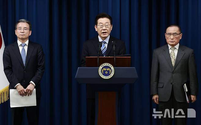 [서울=뉴시스] 최동준 기자 = 이재명 대통령이 14일 서울 용산 대통령실에서 한·미 간 관세·안보 합의를 문서화하는 '조인트 팩트시트(JFS·합동설명자료)' 관련 발표를 하고 있다.왼쪽부터 김용범 정책실장, 이 대통령, 위성락 국가안보실장. 2025.11.14. photocdj@newsis.com