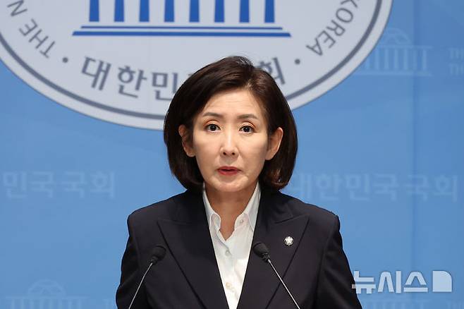 [서울=뉴시스] 김금보 기자 = 나경원 국민의힘 의원이 31일 오후 서울 여의도 국회 소통관에서 기자회견을 열고 이재명 대통령에 대한 재판 촉구, 추미애 법제사법위원회 위원장 규탄 등 현안 관련 발언을 하고 있다.  2025.10.31. kgb@newsis.com
