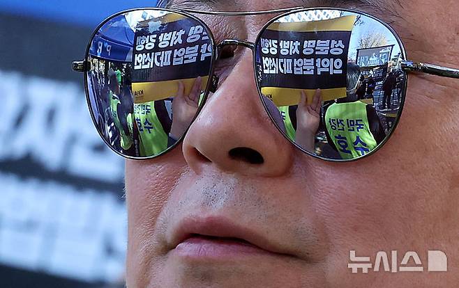 [서울=뉴시스] 이영환 기자 = 16일 오후 서울 여의도 국회 앞에서 열린 국민건강수호 및 의료악법저지를 위한 전국의사 대표자 궐기대회에서 한 참석자가 구호를 외치고 있다. 2025.11.16. 20hwan@newsis.com
