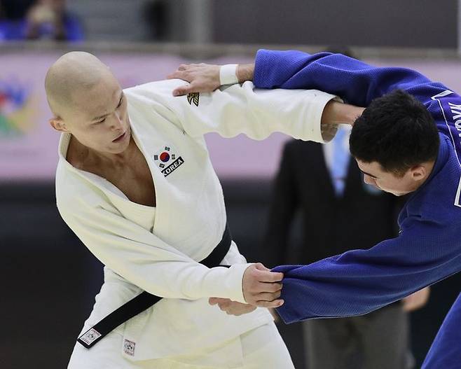 [서울=뉴시스]  １６日、日本武道館で開かれた２０２５年東京オリンピックの柔道男子７３キロ級で銀メダルを獲得したファン・ヒョン選手（写真左）の演技。 (写真=大韓障害者スポーツ協会提供) ※転売及びDB禁止
