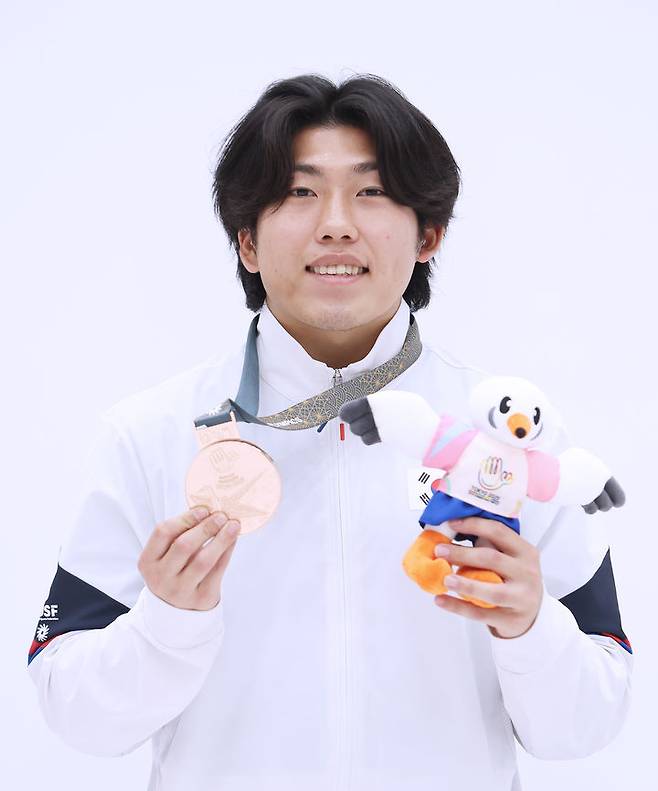 [서울=뉴시스]  16日、東京・味の素ナショナルトレーニングセンター射撃場で行われた2025年東京デピックゲームズの男子10メートルエアライフルで銅メダルを獲得したペク・スンハクが記念写真を撮っている。 (写真=大韓障害者スポーツ協会提供) ※転売及びDB禁止
