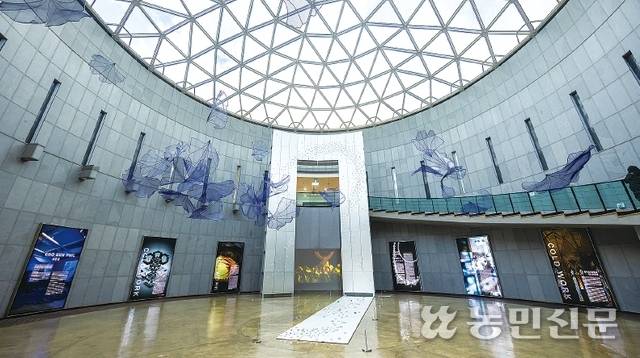 유리로 덮인 둥근 천장으로 빛이 들어오는 돔하우스 중앙홀. 나선형 계단에서 홀 가운데에 전시된 작품을 다양한 각도로 볼 수 있다.