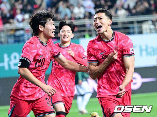 [OSEN=대전, 최규한 기자] 1년 8개월 만에 대표팀으로 돌아온 조규성이 골맛을 봤다. 손흥민도 프리킥 득점으로 한국을 승리로 이끌었다.홍명보 감독이 이끄는 한국축구대표팀(FIFA 랭킹 22위)은 14일&nbsp;대전월드컵경기장에서 볼리비아(76위)와 11월 A매치 1차전을 치러 2-0으로 승리했다.&nbsp;후반 막판 한국 조규성이 팀 두번째 골을 작렬시킨 뒤 동료들과  환호하고 있다. 2025.11.14 / dreamer@osen.co.kr