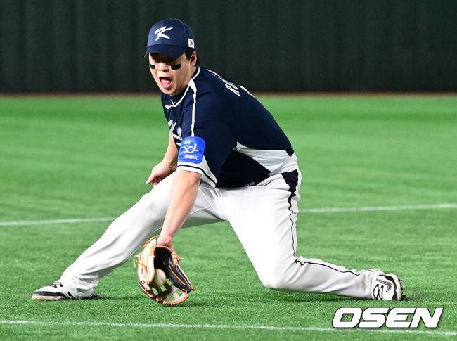 [OSEN=도쿄(일본), 조은정 기자]15일 일본 도쿄돔에서 ‘2025 NAVER K-BASEBALL SERIES’ 대한민국과 일본의 1차전 경기가 열렸다. 한국은 곽빈, 일본은 소타니 류헤이를 선발투수로 내세웠다. 3회말 무사 1루에서 대한민국 노시환이 사카모토의 3루땅볼을 처리하고 있다. 2025.11.15. /cej@osen.co.kr