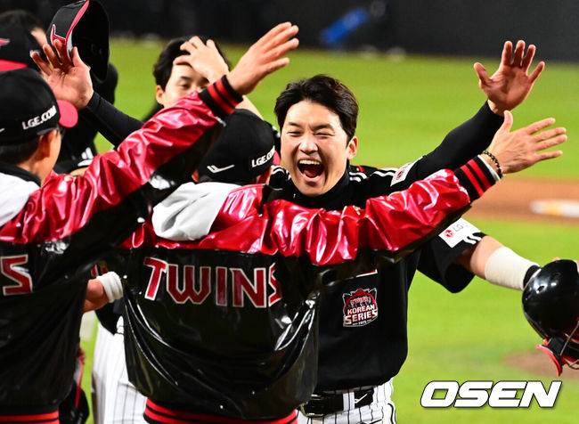 [OSEN=대전, 지형준 기자] 프로야구 LG 트윈스는 31일 대전 한화생명볼파크에서 열린 2025 신한 SOL뱅크 KBO 한국시리즈(7전 4선승제) 한화 이글스와의 5차전에서 4-1로 승리했다.정규시즌 1위 LG는 시리즈 전적 4승 1패로 통합우승 금자탑을 쌓았다. LG의 통합우승은 1990년, 1994년, 2023년에 이은 통산 4번째로, 염경엽 감독은 2023년 부임 후 3년 사이 팀을 두 차례나 정상에&nbsp;올려놓는 위대한 업적을 달성했다. LG 박해민이 염경엽 감독과 우승을 기뻐하고 있다. 2025.10.31 /jpnews@osen.co.kr