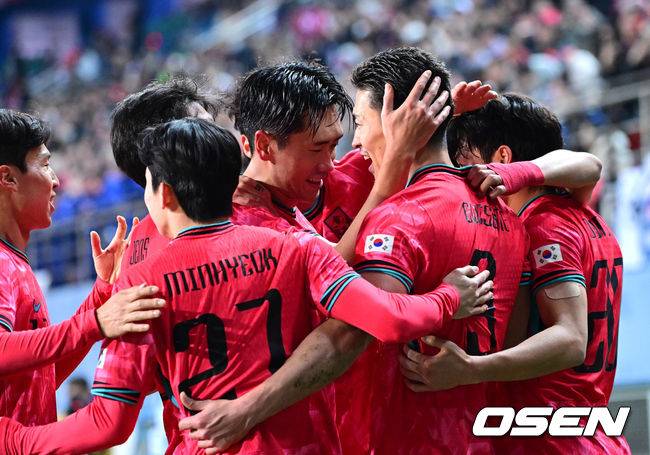 [OSEN=대전, 최규한 기자] 1년 8개월 만에 대표팀으로 돌아온 조규성이 골맛을 봤다. 손흥민도 프리킥 득점으로 한국을 승리로 이끌었다.홍명보 감독이 이끄는 한국축구대표팀(FIFA 랭킹 22위)은 14일&nbsp;대전월드컵경기장에서 볼리비아(76위)와 11월 A매치 1차전을 치러 2-0으로 승리했다.&nbsp;후반 막판 한국 조규성이 팀 두번째 골을 작렬시킨 뒤 동료들과 환호하고 있다. 2025.11.14 / dreamer@osen.co.kr