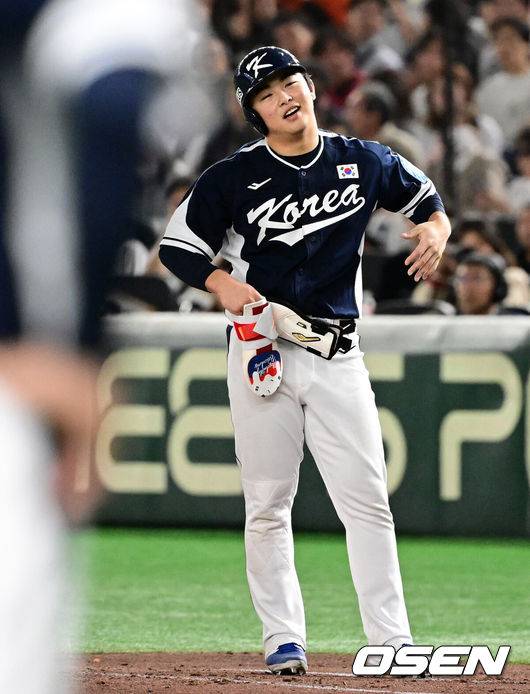 [OSEN=도쿄(일본), 조은정 기자]15일 일본 도쿄돔에서 ‘2025 NAVER K-BASEBALL SERIES’ 대한민국과 일본의 1차전 경기가 열렸다.한국은 곽빈, 일본은 소타니 류헤이를 선발투수로 내세웠다.5회초 무사에서 대한민국 문현빈이 내야 안타가 아닌 4심 합의 결과 투수 맞고 1루수 플라이 아웃으로 처리되자 아쉬워하고 있다. 2025.11.15. /cej@osen.co.kr