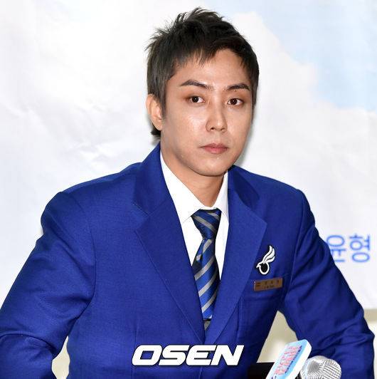 [OSEN=최규한 기자] 19일 오전 서울 신촌의 한 카페에서 채널A 예능프로그램 ‘비행기 타고 가요’ 시즌2 기자간담회가 열렸다.기내 승무원을 꿈꿨던 연예인들이 실제 승무원 업무와 일상에 도전하는 승무원 도전 리얼 버라이어티 ‘비행기 타고 가요’ 시즌2에는 전작부터 함께한 듬직한 맏형 신현준과 만능 웃음 제조기 황제성, 그리고 여기에 합류한 예능 치트키 은지원, 열정 만수르 유이, 똑소리 나는 막내 송윤형이 출연한다. 가수 은지원이 참석해 취재진의 질문을 듣고 있다. /dreamer@osen.co.kr