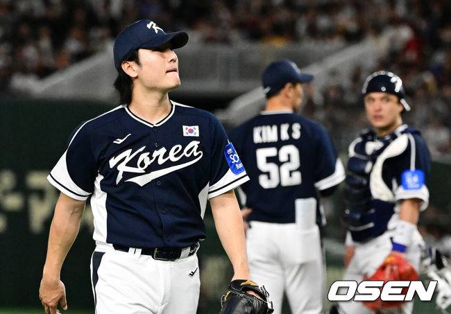 [OSEN=도쿄(일본), 조은정 기자]15일 일본 도쿄돔에서 ‘2025 NAVER K-BASEBALL SERIES’ 대한민국과 일본의 1차전 경기가 열렸다.한국은 곽빈, 일본은 소타니 류헤이를 선발투수로 내세웠다.4회말 1사 2,3루에서 대한민국 곽빈이 일본 마키에게 1타점 좌전 적시타를 허용하며 교체되고 있다. 2025.11.15. /cej@osen.co.kr