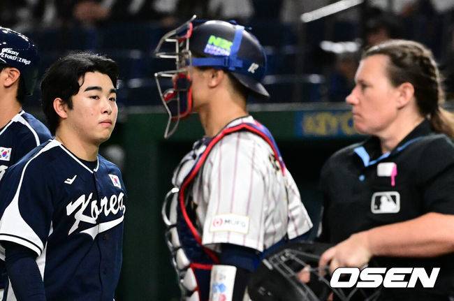 [OSEN=도쿄(일본), 조은정 기자] 한국 야구 대표팀이 한일전 첫 번째 경기에서 뼈아픈 역전패를 허용했다. 2023년 WBC(월드베이스볼클래식)에 이어서 또 한 번 마운드의 차이를 여실히 느꼈다.한국은 15일 일본 도쿄도 도쿄돔에서 열린 ‘2025 NAVER K-BASEBALL SERIES’ 일본과의 1차전에서 4-11&nbsp;역전패를 당했다. 이날 패배로 한국은 성인 대표팀 경기에서 2015년 프리미어12 준결승 4-3 승리 이후&nbsp;일본에 10연패(아시안게임 제외)를 당하고 말았다.5회초 무사에서 대한민국 문현빈이 내야 안타로 출루했으나 4심 합의 결과 투수 맞고 1루수 플라이 아웃으로 처리되며 아쉬워하고 있다. 2025.11.15. /cej@osen.co.kr
