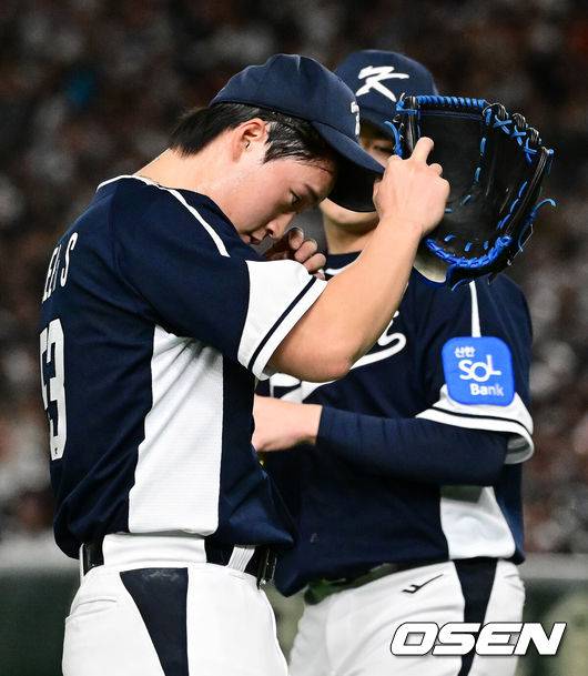 [OSEN=도쿄(일본), 조은정 기자]15일 일본 도쿄돔에서 ‘2025 NAVER K-BASEBALL SERIES’ 대한민국과 일본의 1차전 경기가 열렸다.한국은 곽빈, 일본은 소타니 류헤이를 선발투수로 내세웠다.5회말 무사 만루에서 대한민국 이호성이 교체되고 있다. 2025.11.15. /cej@osen.co.kr
