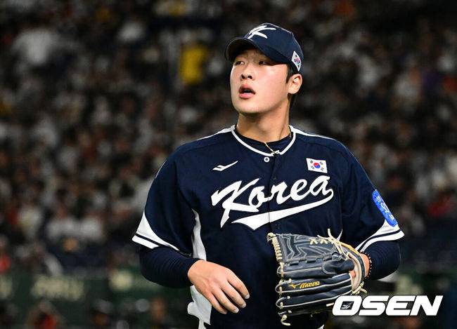 [OSEN=도쿄(일본), 조은정 기자]15일 일본 도쿄돔에서 ‘2025 NAVER K-BASEBALL SERIES’ 대한민국과 일본의 1차전 경기가 열렸다.한국은 곽빈, 일본은 소타니 류헤이를 선발투수로 내세웠다.8회말 수비를 마친 대한민국 이민석이 더그아웃으로 향하고 있다. 2025.11.15. /cej@osen.co.kr