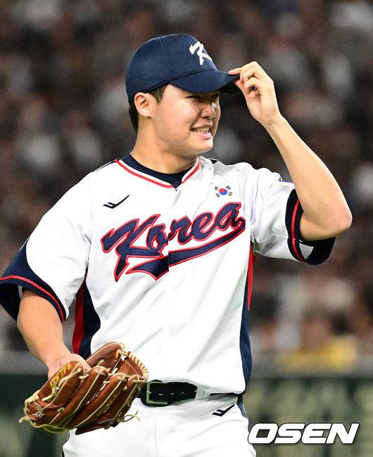 [OSEN=도쿄(일본), 조은정 기자] 16일 오후 일본 도쿄돔에서  ‘2025 NAVER K-BASEBALL SERIES’ 대한민국과 일본의 2차전 경기가 열렸다.한국은 정우주, 일본은 카네마루 유메토를 선발투수로 내세웠다.1회초 대한민국 정우주가 수비를 마치고 마운드를 내려가고 있다. 2025.11.16 /cej@osen.co.kr