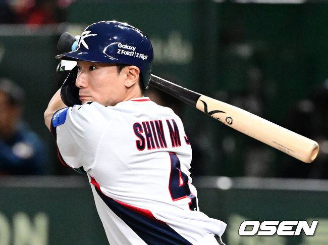 [OSEN=도쿄(일본), 조은정 기자] 16일 오후 일본 도쿄돔에서  ‘2025 NAVER K-BASEBALL SERIES’ 대한민국과 일본의 2차전 경기가 열렸다.한국은 정우주, 일본은 카네마루 유메토를 선발투수로 내세웠다.4회말 2사 1,2루에서 대한민국 신민재가 좌전 적시타를 치고 있다. 2025.11.16 /cej@osen.co.kr