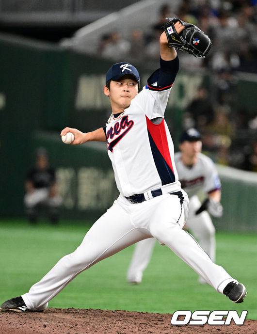 [OSEN=도쿄(일본), 조은정 기자] 16일 오후 일본 도쿄돔에서  ‘2025 NAVER K-BASEBALL SERIES’ 대한민국과 일본의 2차전 경기가 열렸다.한국은 정우주, 일본은 카네마루 유메토를 선발투수로 내세웠다.6회초 무사에서 대한민국 박영현이 역투하고 있다. 2025.11.16 /cej@osen.co.kr