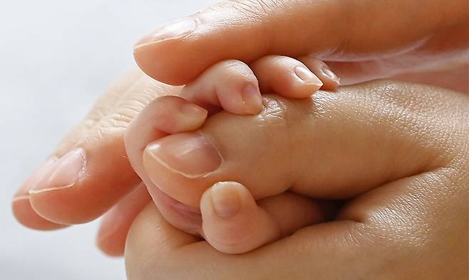 병원에서 한 산모가 아기를 돌보고 있다. 뉴시스