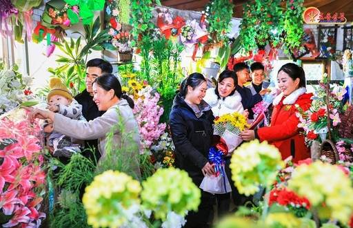 어머니날인 16일 평양 주민들이 미래과학자거리의 한 꽃가게에서 꽃을 고르고 있다. 노동신문·연합뉴스