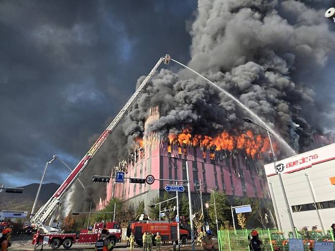천안 이랜드패션 물류센터 화재 현장 - 15일 충남 천안시 풍세일반산업단지 내 이랜드 물류센터에서 불이 나 소방당국이 화재를 진압하고 있다. 이종익 기자